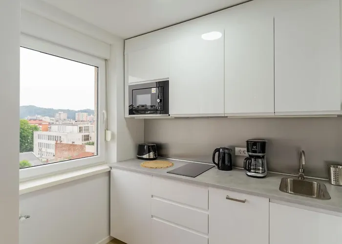 Elegant Tour As Gilly With Open Views And A Balcony In The Center